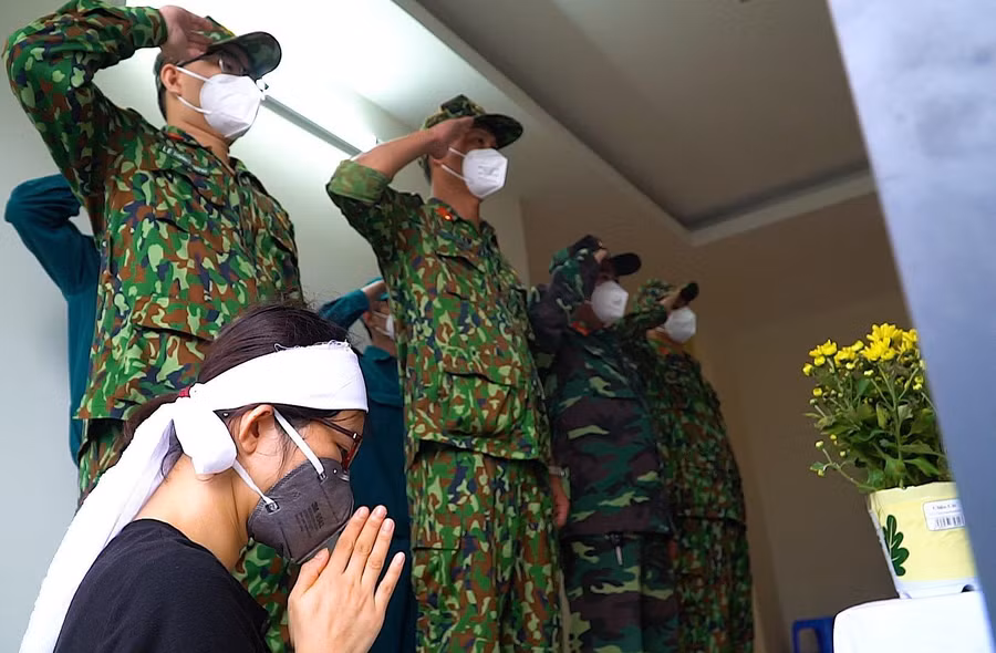 Lực lượng kiểm soát quân sự Bệnh viện dã chiến số 6 viếng bố chị Dung