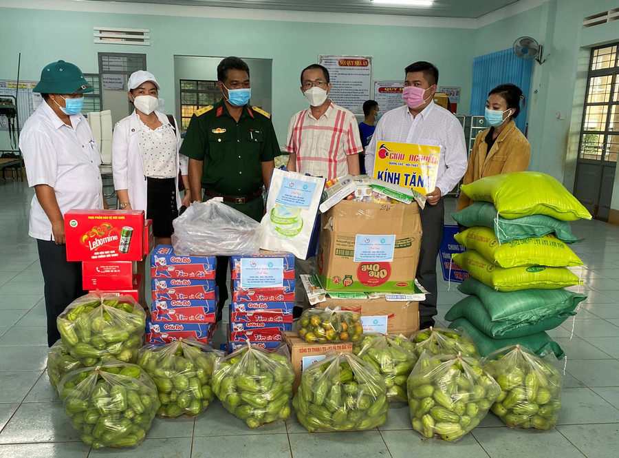 Đại diện Hội Nhà báo tỉnh Gia Lai tặng quà cho khu cách ly tại Trường THCS Dân tộc Nội trú huyện Đức Cơ. Ảnh: Hà Đức Thành Hội Nhà báo tỉnh tặng quà tại khu cách ly trường Phổ thông Dân tộc nội trú huyện Đức Cơ. Ảnh: Hà Đức Thành