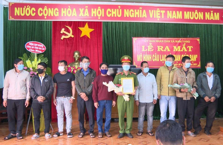 Quang cảnh lễ ra mắt Câu lạc bộ Bạn giúp bạn tại xã Nam Yang. Ảnh: Ngọc Định