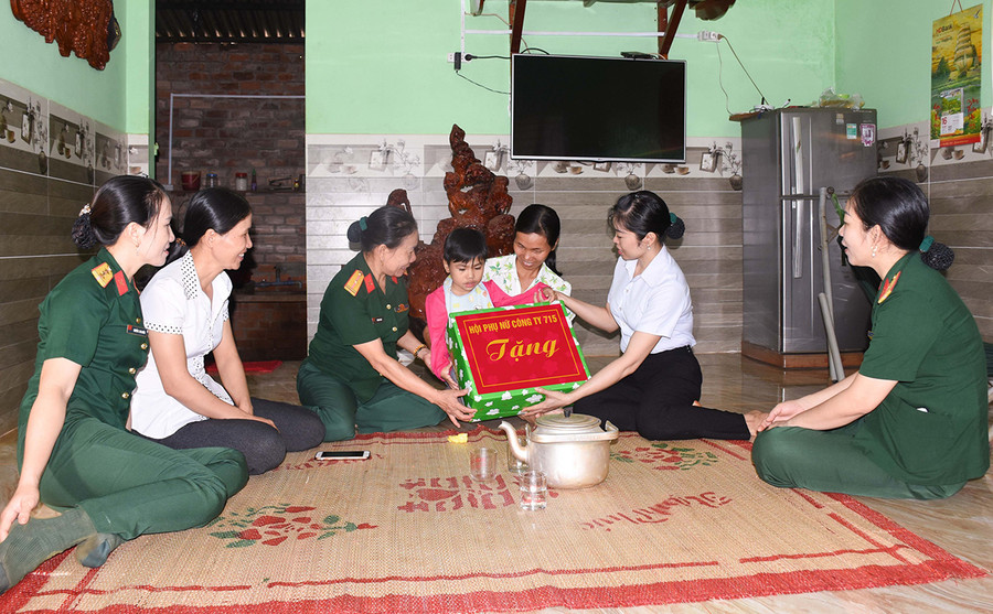  Hội Phụ nữ Công ty 715 tặng quà cho hội viên có hoàn cảnh khó khăn (ảnh chụp trước tháng 4-2021). Ảnh: Vĩnh Hoàng