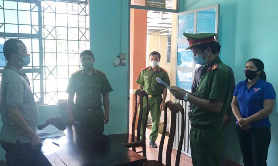 Công an huyện Ia Grai đọc lệnh bắt tạm giam đối tượng Lê Sanh Ngọc (ảnh Công an huyện Ia Grai). Ảnh: Lê Anh