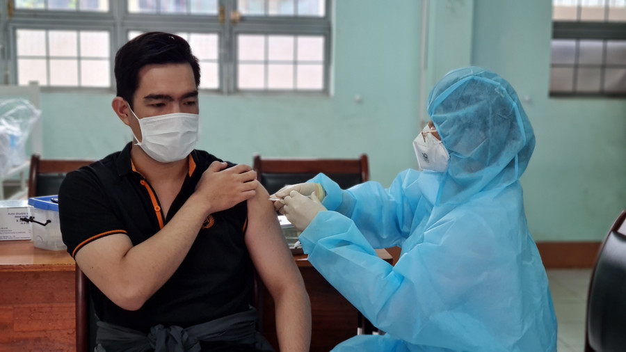 Tiêm vắc xin phòng Covid-19 tại điểm tiêm Trường Võ Thị Sáu (phường Hội Thương, TP. Pleiku). Ảnh: Bá Bính