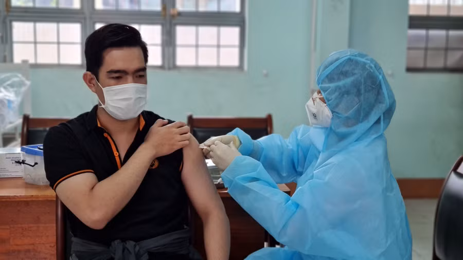 Tiêm vắc xin phòng Covid-19 tại điểm tiêm Trường Võ Thị Sáu (phường Hội Thương, TP. Pleiku). Ảnh: Bá Bính