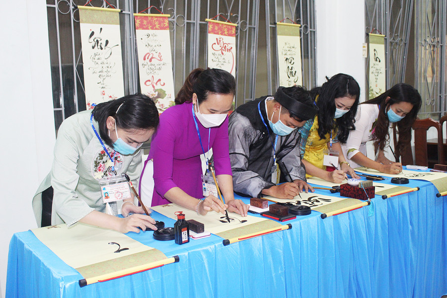 Các thành viên Câu lạc bộ "Thư pháp chữ Việt Pleiku" khai bút, tặng tranh tại lễ ra mắt. Ảnh: Phan Lài Các thành viên Câu lạc bộ Thư pháp chữ Việt Pleiku khai bút, tặng tranh tại lễ ra mắt. Ảnh: Phan Lài