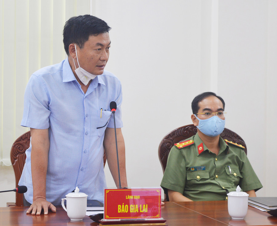 Tổng Biên tập Báo Gia Lai tham gia ý kiến tại hội nghị. Ảnh: Anh Huy Tổng Biên tập Báo Gia Lai tham gia ý kiến tại hội nghị. Ảnh: Anh Huy