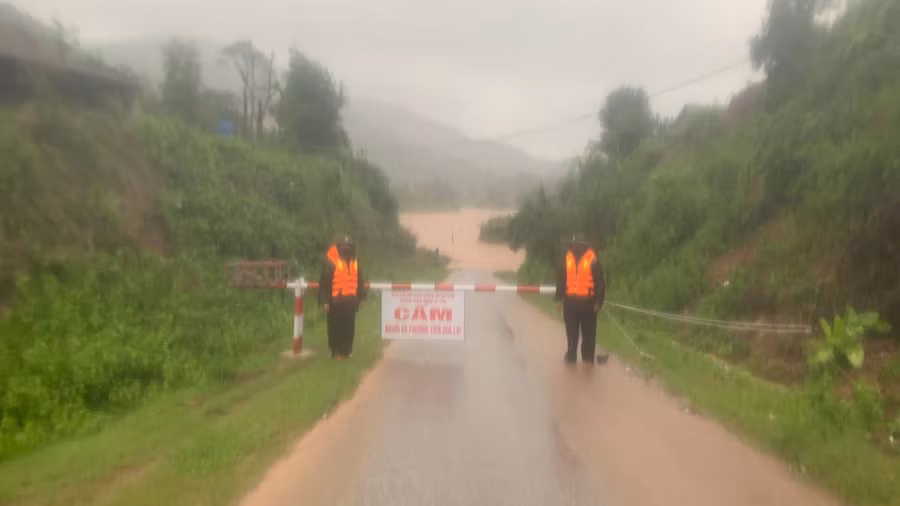 Chính quyền cắt cử lực lượng chặn trước barie tràn Ly Tôn. Ảnh: Thanh Lộc