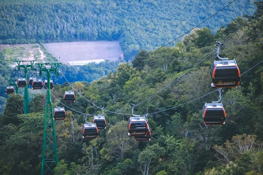 Cáp treo lên đỉnh núi Bà Đen luôn được du khách lựa chọn. Ảnh: LĐO