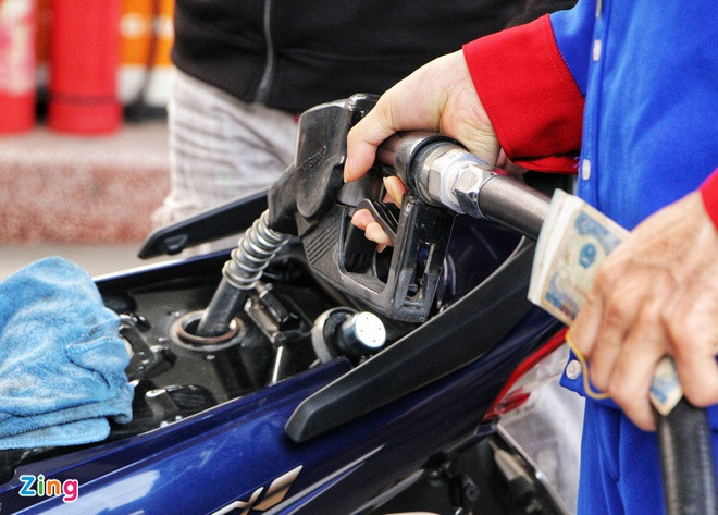 Giá xăng dầu thành phẩm bình quân trên thị trường thế giới dùng để tính giá cơ sở tăng 59,08-76,03%, trong khi giá xăng dầu trong nước từ đầu năm đến nay tăng 40,23-52,59%. Ảnh: Văn Hưng. Giá xăng dầu thành phẩm bình quân trên thị trường thế giới dùng để tính giá cơ sở tăng 59,08-76,03%, trong khi giá xăng dầu trong nước từ đầu năm đến nay tăng 40,23-52,59%. Ảnh: Văn Hưng.