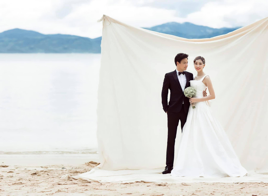 Bức ảnh cưới được Hoa hậu Việt Nam 2012 chia sẻ trên trang cá nhân. Ảnh: FBNV