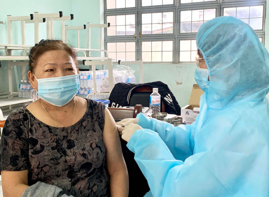 Người dân tiêm vắc xin phòng Covid-19 tại Trường Tiểu học Võ Thị Sáu (phường Hội Thương, TP. Pleiku) ngày 14-10. Ảnh: Như Nguyện