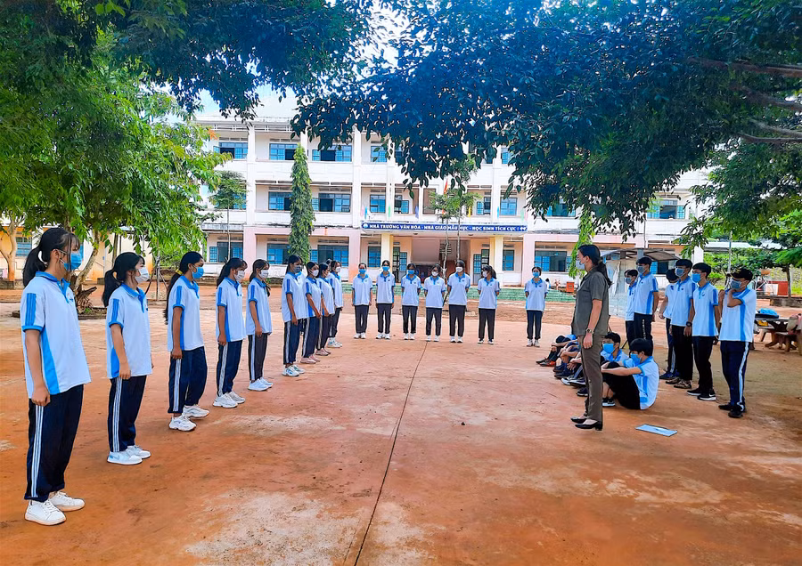 Trường THPT A Sanh (huyện Ia Grai) không có giáo viên Giáo dục quốc phòng nên môn học này do giáo viên biệt phái giảng dạy. Ảnh: Hồng Thi