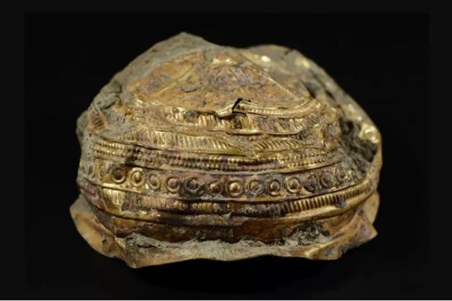 Cận cảnh chiếc bát vàng trang trí họa tiết mặt trời khai quật được ở Áo. Ảnh: Archaeologist/Novetus