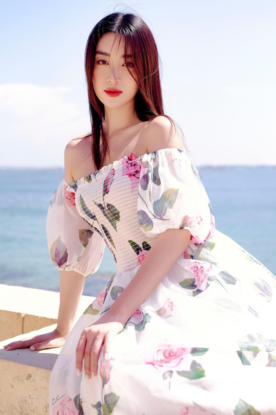 Mỹ nhân 25 tuổi luôn biết cách làm mới mình khi liên tục thay đổi phong cách thời trang và cả hình ảnh. Dù ở hình ảnh ảnh ngọt ngào, quyến rũ hay cá tính, sành điệu, Đỗ Mỹ Linh vẫn tạo được sự lôi cuốn. Ảnh: FBNV