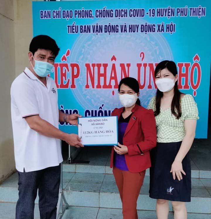 Chị Lê Thị Thanh Tâm (ở giữa; buôn Ơi Hly, xã Ia Hiao) cùng Hội Nông dân xã ủng hộ hàng hóa cho Tiểu ban Vận động và huy động xã hội của huyện. Ảnh: Anh Huy