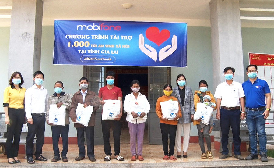  Mobifone tặng túi an sinh tại Chư Sê. Ảnh: Mỹ Đức 