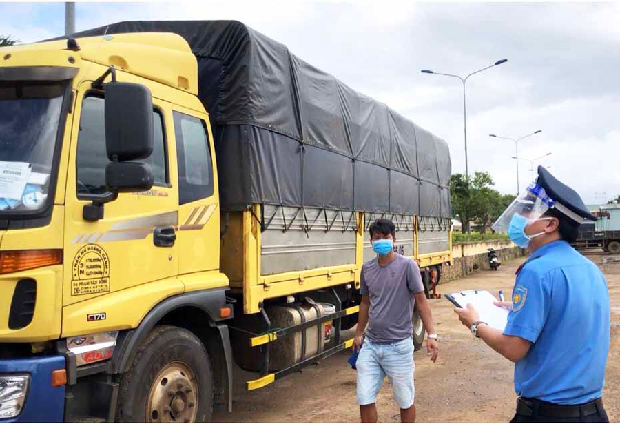 Thanh tra Sở Giao thông-Vận tải kiểm tra phương tiện “luồng xanh” đang đậu đỗ tại bến xe tải 43 Lý Nam Đế (TP. Pleiku). Ảnh: Lê Hòa