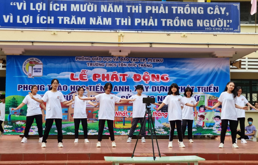 Lễ phát động phong trào học tiếng Anh, xây dựng phát triển môi trường dạy học và sử dụng tiếng Anh năm 2021 (ảnh chụp trước tháng 5-2021). Ảnh: Mộc Trà