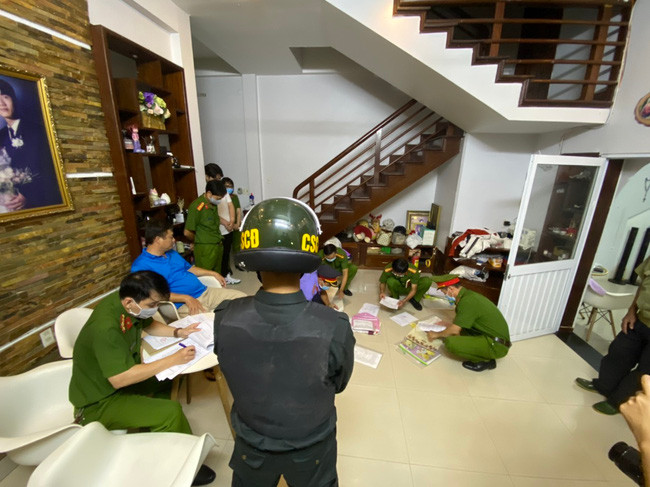 Cơ quan công an thực hiện lệnh khám xét sau khi bắt giữ 