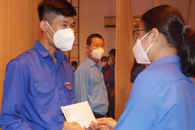 Chị Trần Thu Hà, Phó Bí thư Thành Đoàn, Hội đồng Đội Thành phố, tuyên dương Trương Anh Vinh, F0 khỏi bệnh trong đội hình ATM oxy Quận đoàn Bình Thạnh. Ảnh: Lê Nam