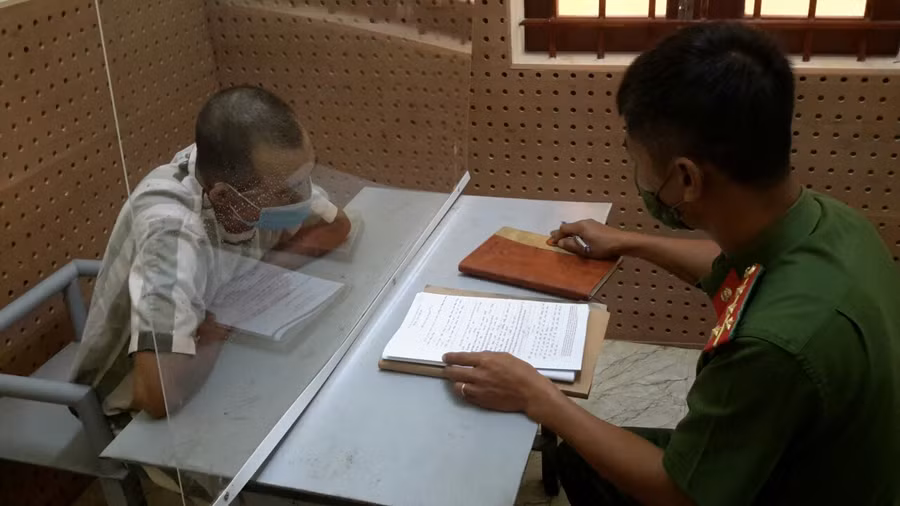 Công an huyện Đắk Glong làm việc với Lê Thành An. Ảnh: CACC