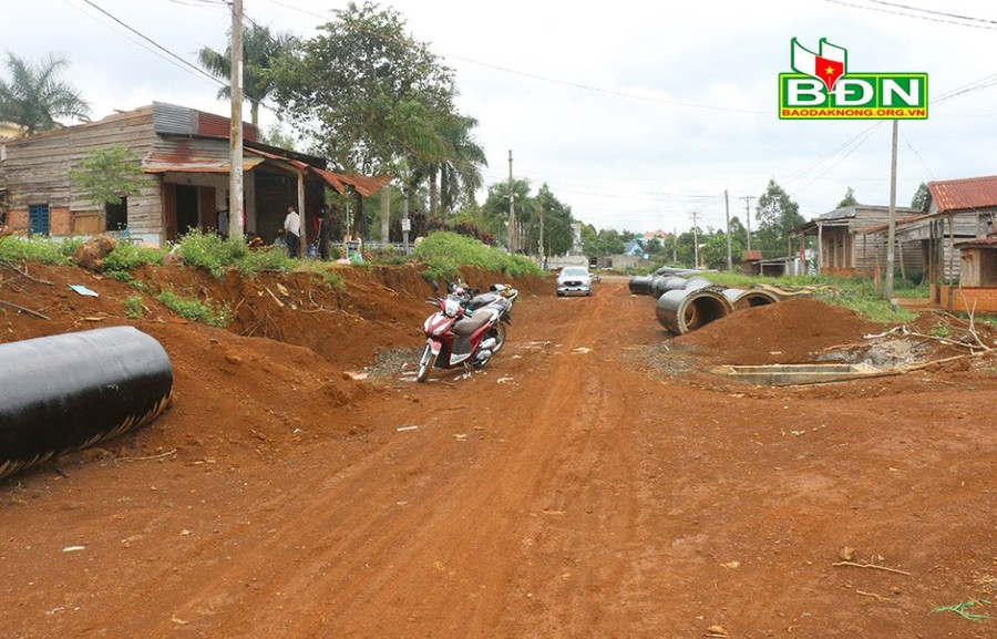 Do vướng công tác đền bù giải phóng mặt bằng nên tiến độ triển khai công trình các trục đường Khu trung tâm hành chính huyện Đắk Glong khá chậm