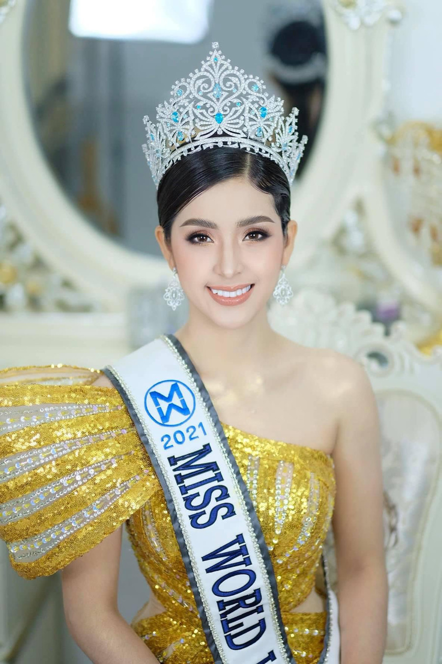 Phonevilai Luanglath trở thành Miss World Laos 2021 sau khi Phongsavanh Souphavady trả vương miện. Cô sẽ đại diện nước nhà tại cuộc thi Hoa hậu Thế giới diễn ra tại Puerto Rico. Phonevilai Luanglath sở hữu vẻ đẹp ngọt ngào, vóc dáng quyến rũ với chiều cao 1,7m. Cô được khán giả quê nhà kỳ vọng sẽ tiến sâu sau nhiều năm Lào không có thành tích cao ở đấu trường nhan sắc này. Ảnh: FBNV