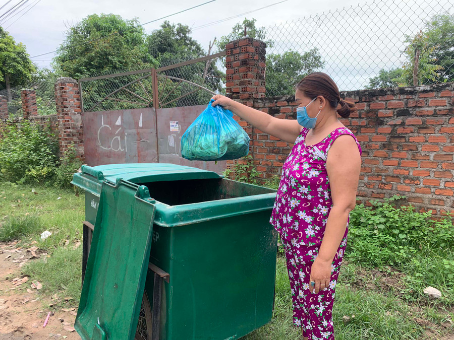 Thùng rác công cộng được Trung tâm Dịch vụ nông nghiệp huyện Ia Pa đặt thí điểm tại các khu dân cư. Ảnh: Vũ Chi