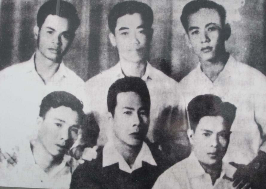 Ông Lê Hà (đứng giữa, hàng sau) trước ngày vượt biển ra Bắc.