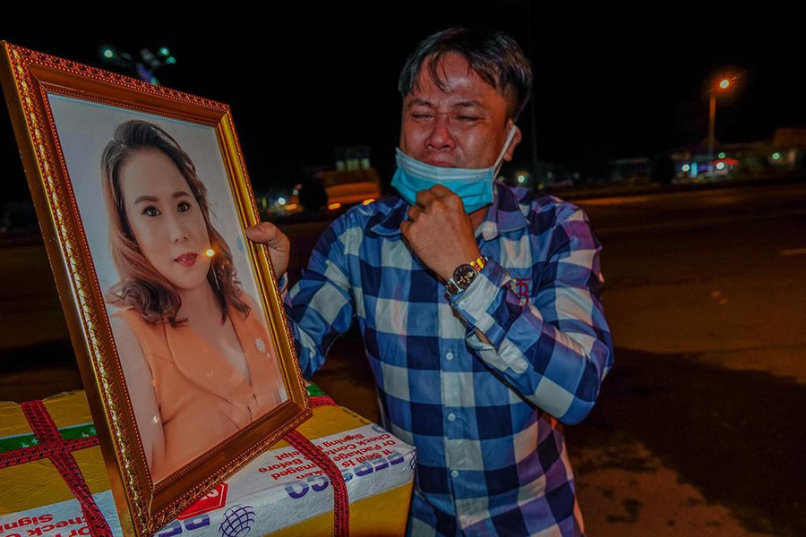 Khi ly hương 2 vợ chồng đi trong hân hoan, giờ trở về vợ vẫn ở yên sau nhưng là hủ cốt lạnh ngắt. Ảnh: Duy Tân Khi ly hương 2 vợ chồng đi trong hân hoan, giờ trở về vợ vẫn ở yên sau nhưng là hủ cốt lạnh ngắt. Ảnh: Duy Tân