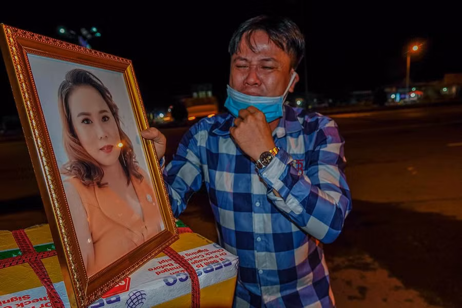 Khi ly hương 2 vợ chồng đi trong hân hoan, giờ trở về vợ vẫn ở yên sau nhưng là hủ cốt lạnh ngắt. Ảnh: Duy Tân