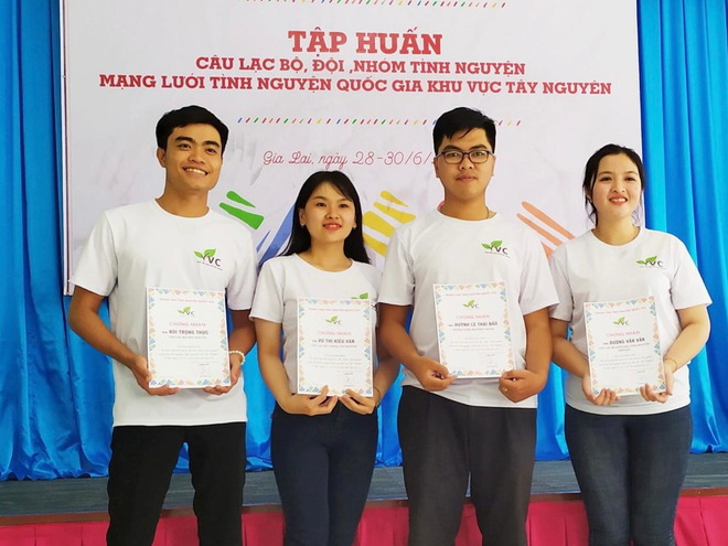 Bác sĩ Thái Bão (thứ 2 từ phải vào) và một số thành viên của dự án. Ảnh: Văn Hậu