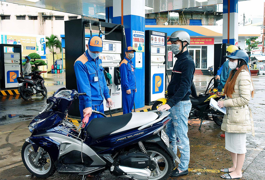 Giá xăng dầu liên tục tăng gây khó khăn cho người dân. Ảnh: Đức Thụy  Giá xăng dầu liên tục tăng gây khó khăn cho người dân. Ảnh: Đức Thụy