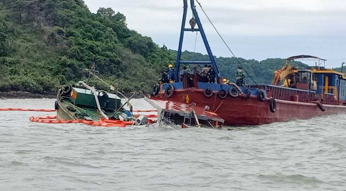 Tàu của lực lượng chức năng tiếp cận hiện trường vụ tai nạn Tàu của lực lượng chức năng tiếp cận hiện trường vụ tai nạn