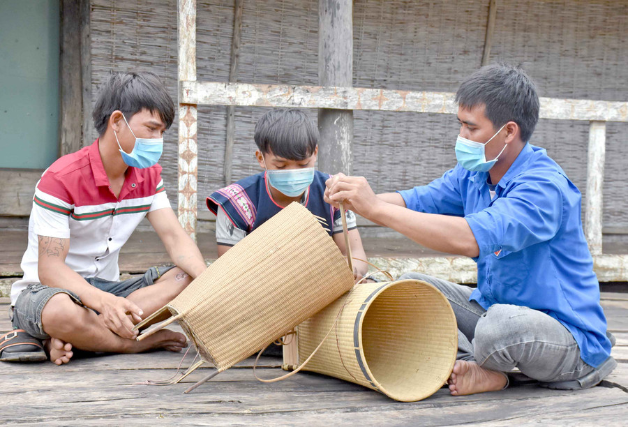 Thanh niên tổ dân phố Plei Ktoh (thị trấn Kông Chro) cùng nhau học đan lát. Ảnh: Mai Ka