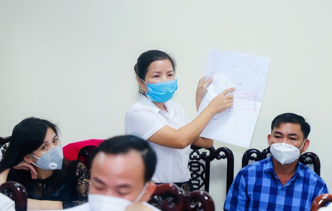 Bà Nguyễn Thị Ngọc Ánh (áo trắng) bị khởi tố về tội “Thiếu trách nhiệm gây hậu quả nghiêm trọng”.