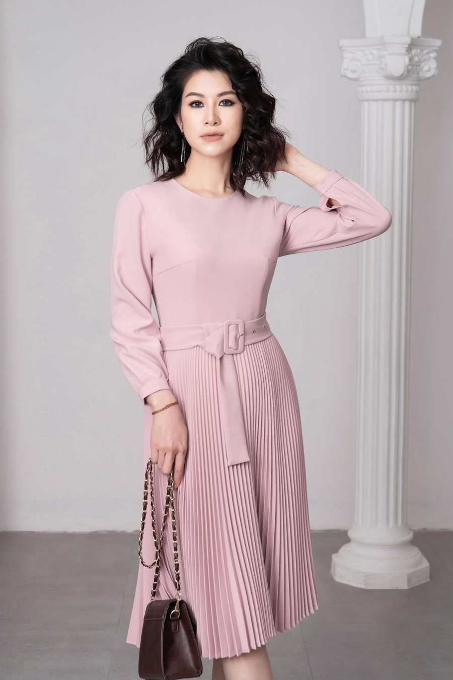 Huyền Trang cũng yêu thích việc chăm sóc tóc. Ảnh: NVCC