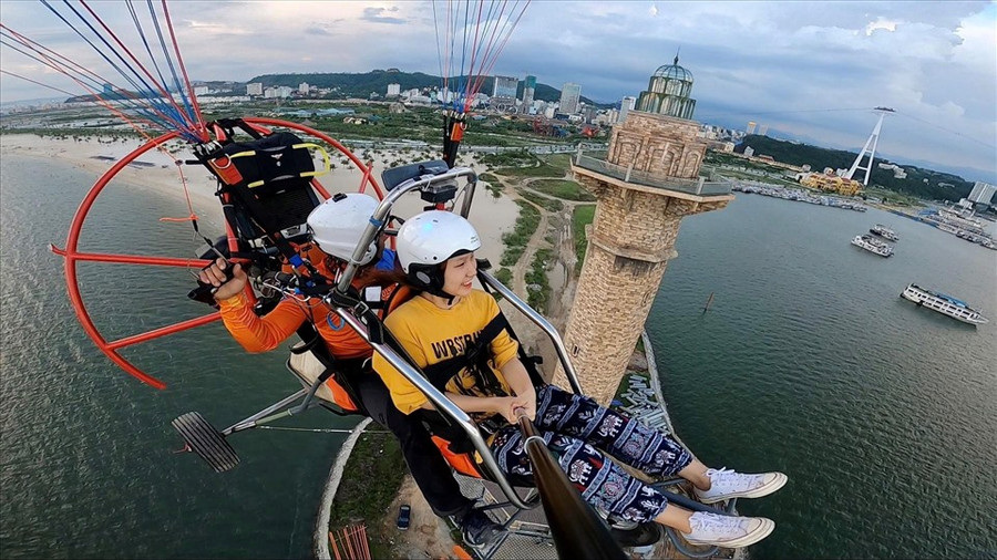 Bay ngắm vịnh Hạ Long. Ảnh: Đỗ Phương Bay ngắm vịnh Hạ Long. Ảnh: Đỗ Phương