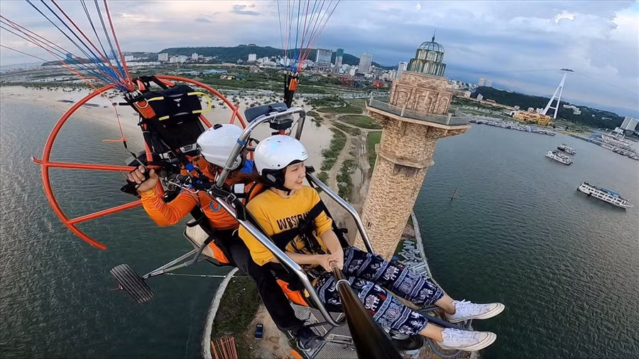 Bay ngắm vịnh Hạ Long. Ảnh: Đỗ Phương