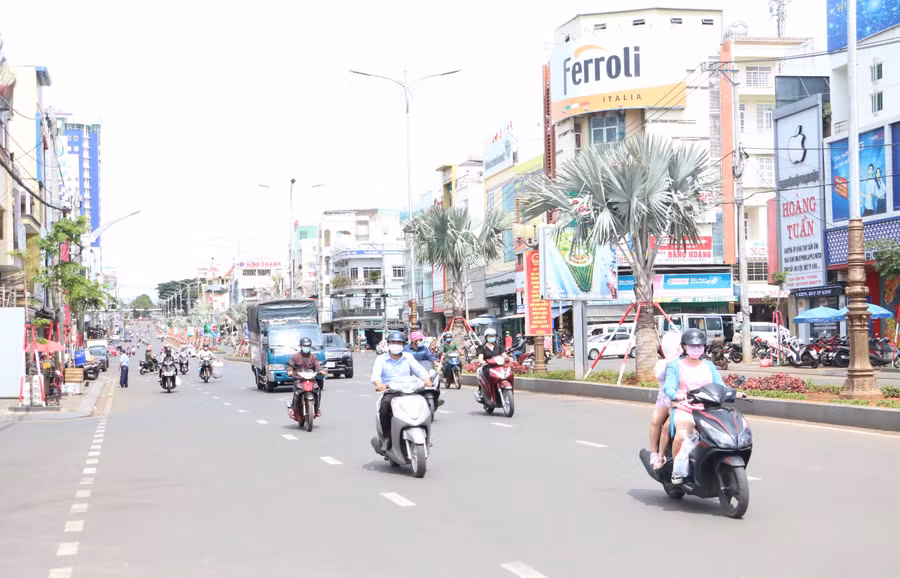 Người dân Pleiku chấp hành nghiêm quy định đeo khẩu trang khi đi ra ngoài đường để phòng-chống dịch Covid-19. Ảnh: Quang Tấn