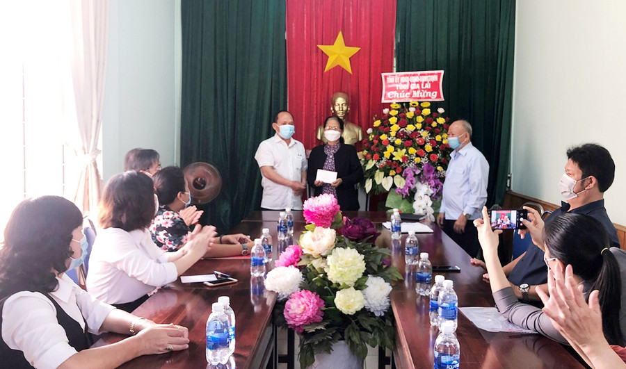 Phó Bí thư Tỉnh ủy tặng hoa và quà chúc mừng Ban đại diện nhân ngày Quốc tế Người cao tuổi. Ảnh: Anh Huy