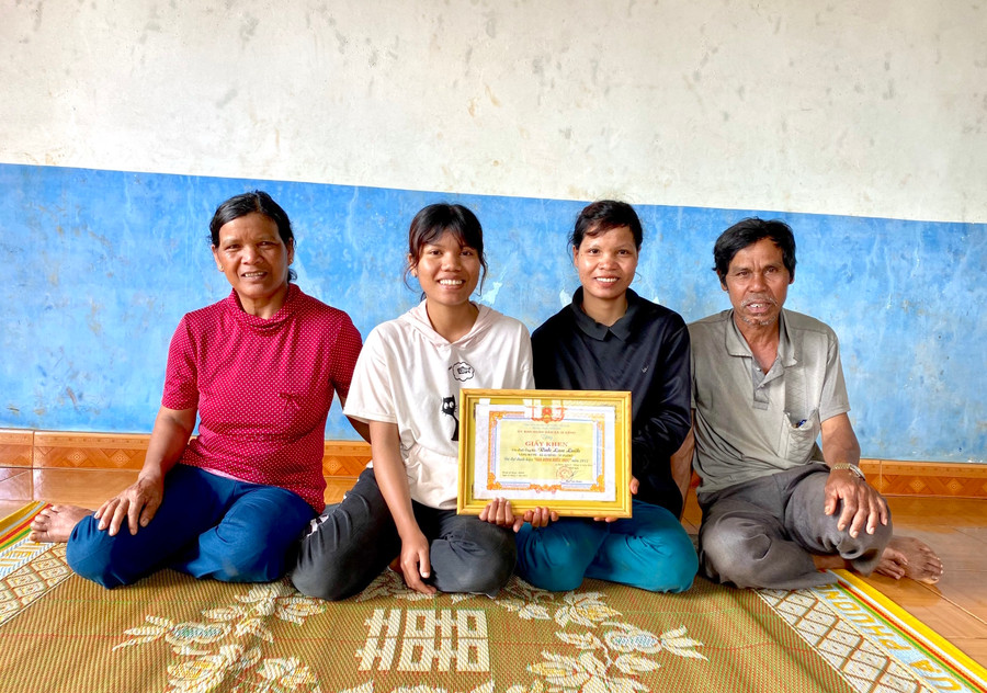 2- Nhờ đẩy mạnh phong trào khuyến học, khuyến tài, xây dựng xã hội học tập, trên địa bàn TP. Pleiku đã xuất hiện nhiều gia đình, dòng họ học tập tiêu biểu. Ảnh: Mộc Trà. 