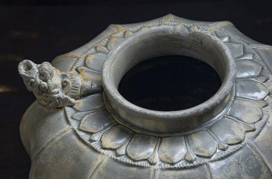  Ấm đầu rồng, đuôi vẹt với tạo hình bổ múi - một kỹ thuật đỉnh cao của chế tác gốm mọi thời đại. Ảnh: Hiếu Trần