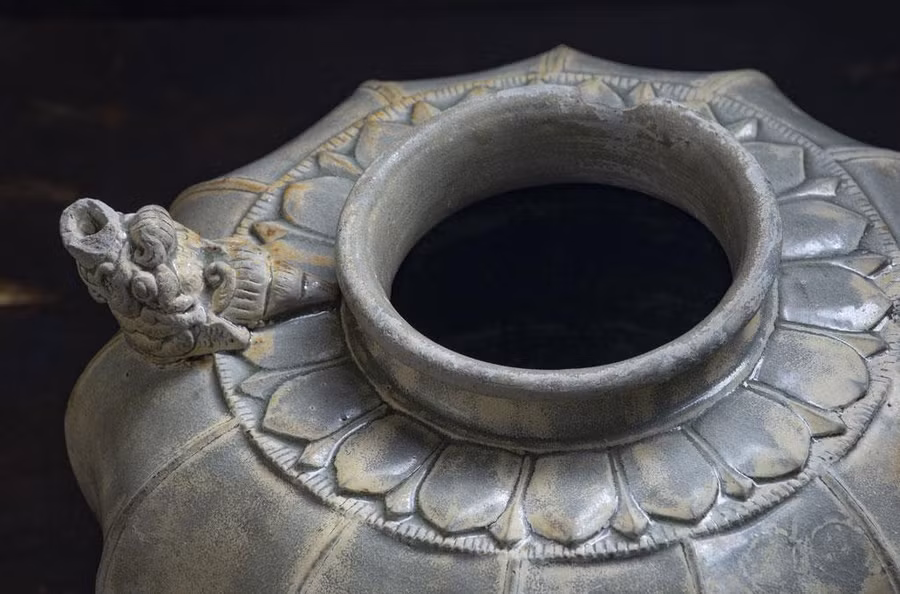  Ấm đầu rồng, đuôi vẹt với tạo hình bổ múi - một kỹ thuật đỉnh cao của chế tác gốm mọi thời đại. Ảnh: Hiếu Trần