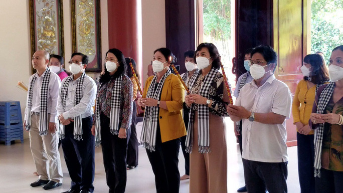 Đoàn đại biểu TP HCM và đại diện lãnh đạo tỉnh Bến Tre dâng hương nữ tướng Nguyễn Thị Định Ảnh: Minh Sơn