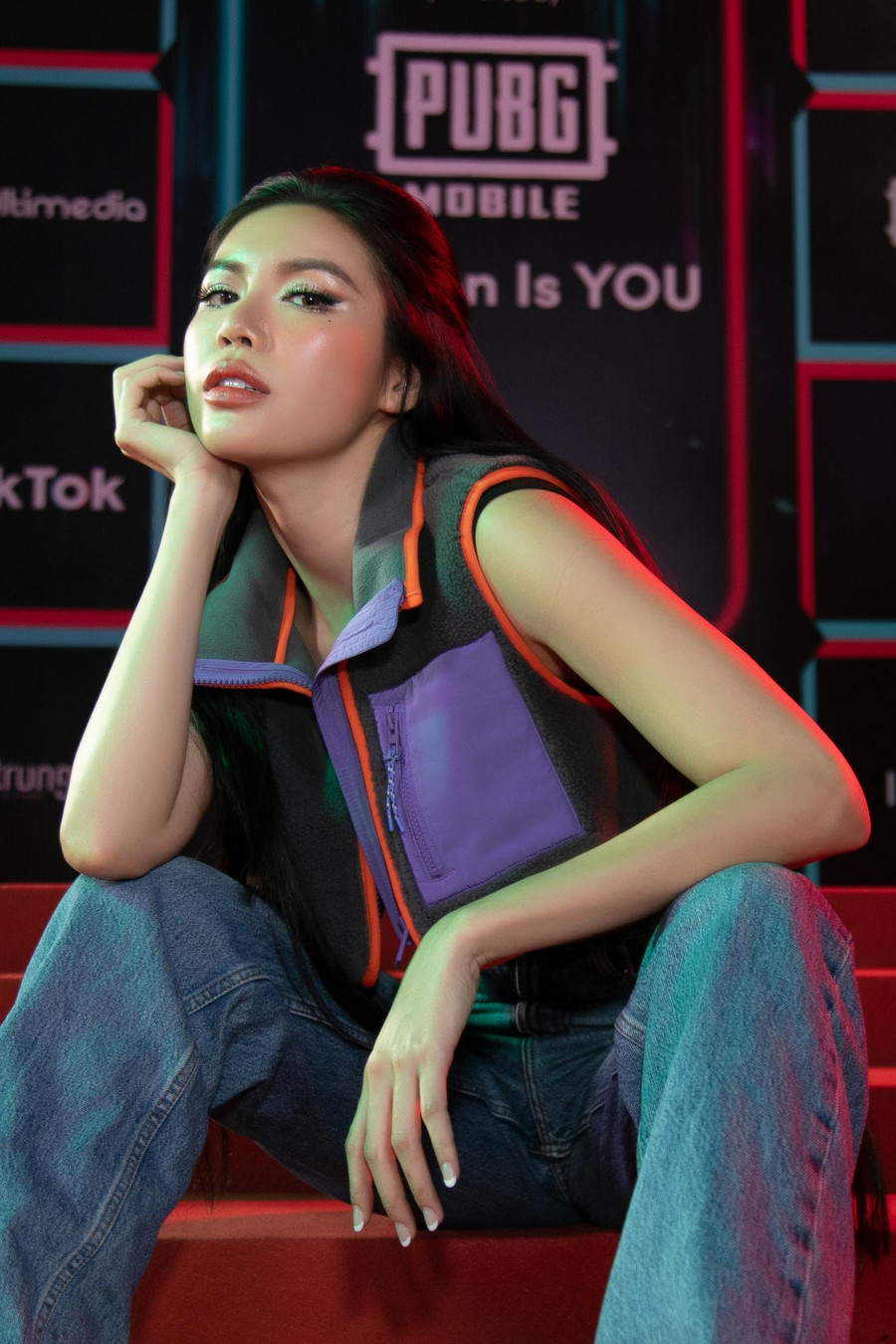 Minh Tú chia sẻ về show diễn lần này: “Là một người mẫu thành danh từ sàn catwalk, tôi rất vui và hạnh phúc khi lại được sải bước trên sàn diễn, diện những bộ trang phục đẹp mắt từ Chung Thanh Phong, cũng là một người anh thân thiết. Đó là điều rất vinh dự sau thời gian dài giãn cách xã hội