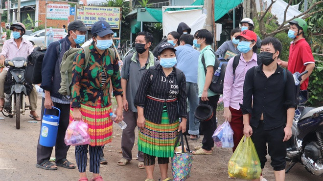 Hành trang chỉ có vài bộ đồ cùng bình nước uống và một ít thực phẩm. Ảnh: Hoàng Giáp Hành trang chỉ có vài bộ đồ cùng bình nước uống và một ít thực phẩm. Ảnh: Hoàng Giáp 