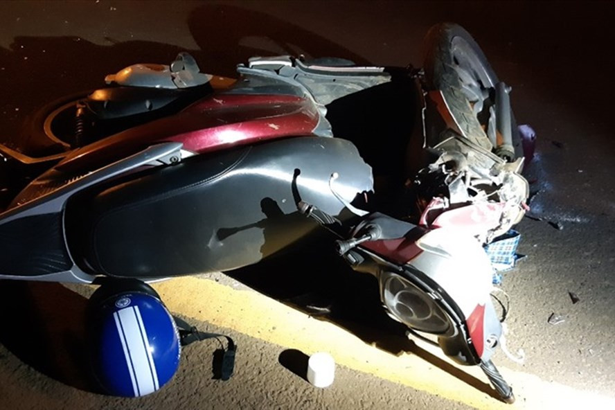 Chiếc xe máy của bác sĩ Y B. sau va chạm bị hư hỏng nặng. Ảnh T.T