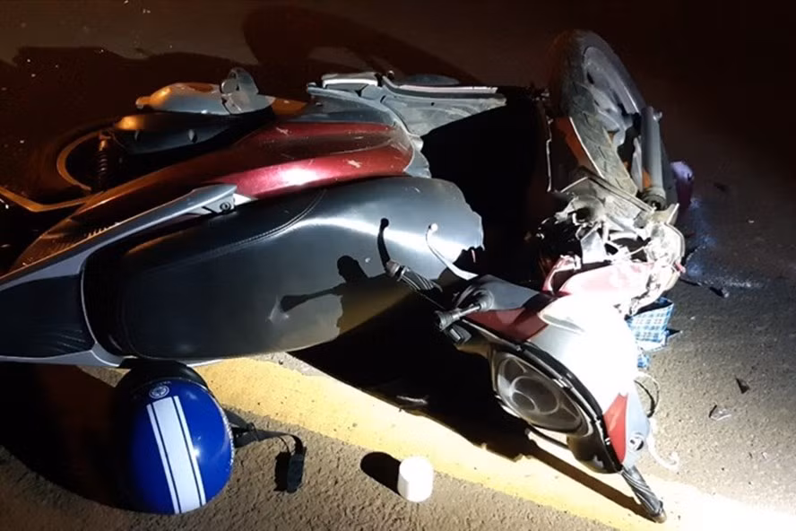 Chiếc xe máy của bác sĩ Y B. sau va chạm bị hư hỏng nặng. Ảnh T.T
