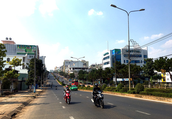Đường Nguyễn Tất Thành là một điểm nhấn trong kiến trúc đô thị Pleiku hiện nay. Ảnh: Lê Hòa Đường Nguyễn Tất Thành là một điểm nhấn trong kiến trúc đô thị Pleiku hiện nay. Ảnh: L.H