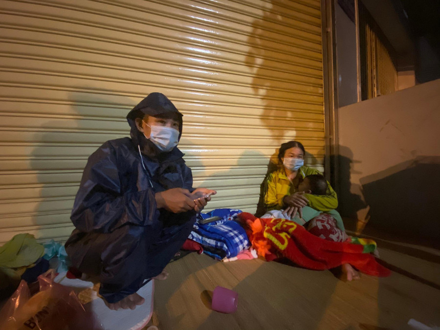 Mái hiên, nơi cả nhà về Thanh Hóa trú ngụ trong đêm Mái hiên, nơi cả nhà về Thanh Hóa trú ngụ trong đêm